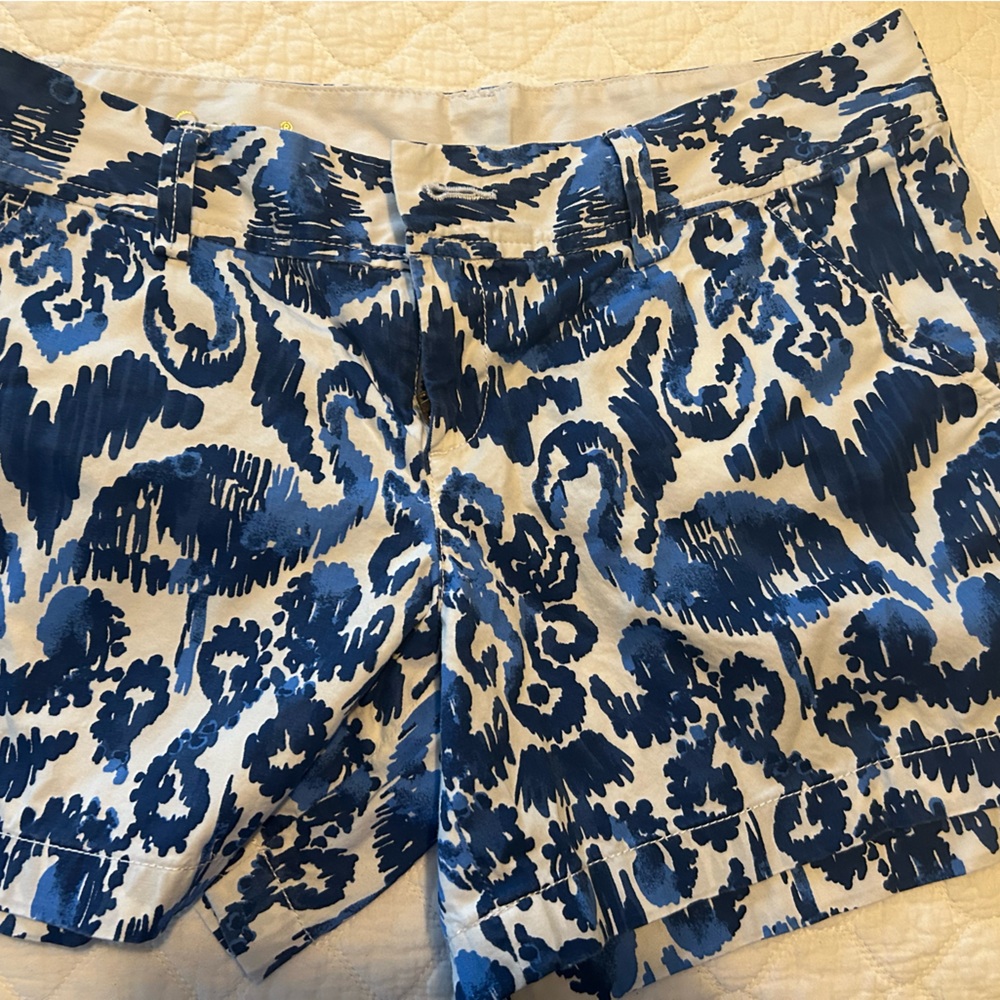 Lily Pulitzer Blue  and White Patterned Shorts- size 8 women’s